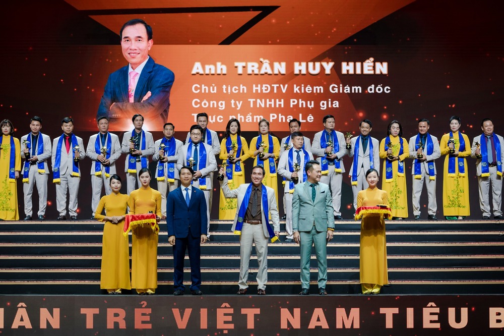 Anh Trần Huy Hiển vinh dự nhận giải thưởng sao đỏ - doanh nhân trẻ Việt Nam tiêu biểu 2022